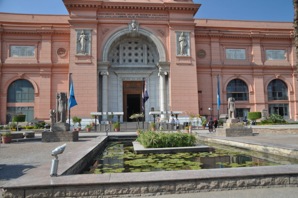 L'ingresso del museo egizio