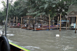 Long boat nei canali