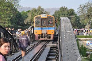 Il treno attraversa il Ponte sul fiume Kwai