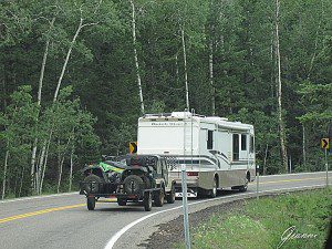 Camper traina fuoristrada con carrello con quad....