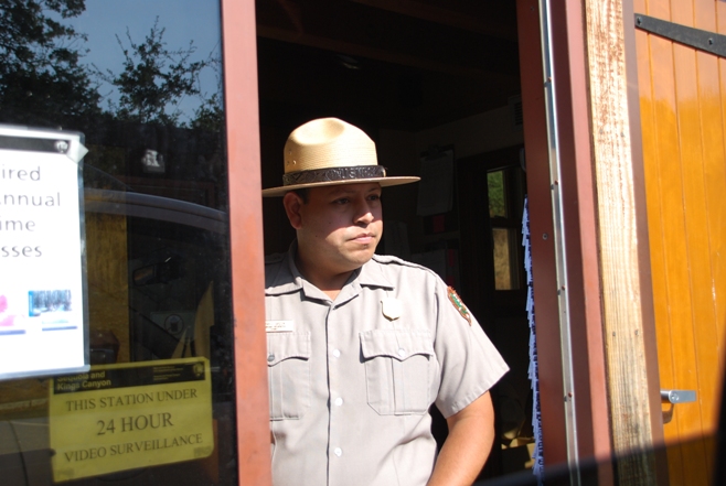 Un ranger all'ingresso del Sequoia Park