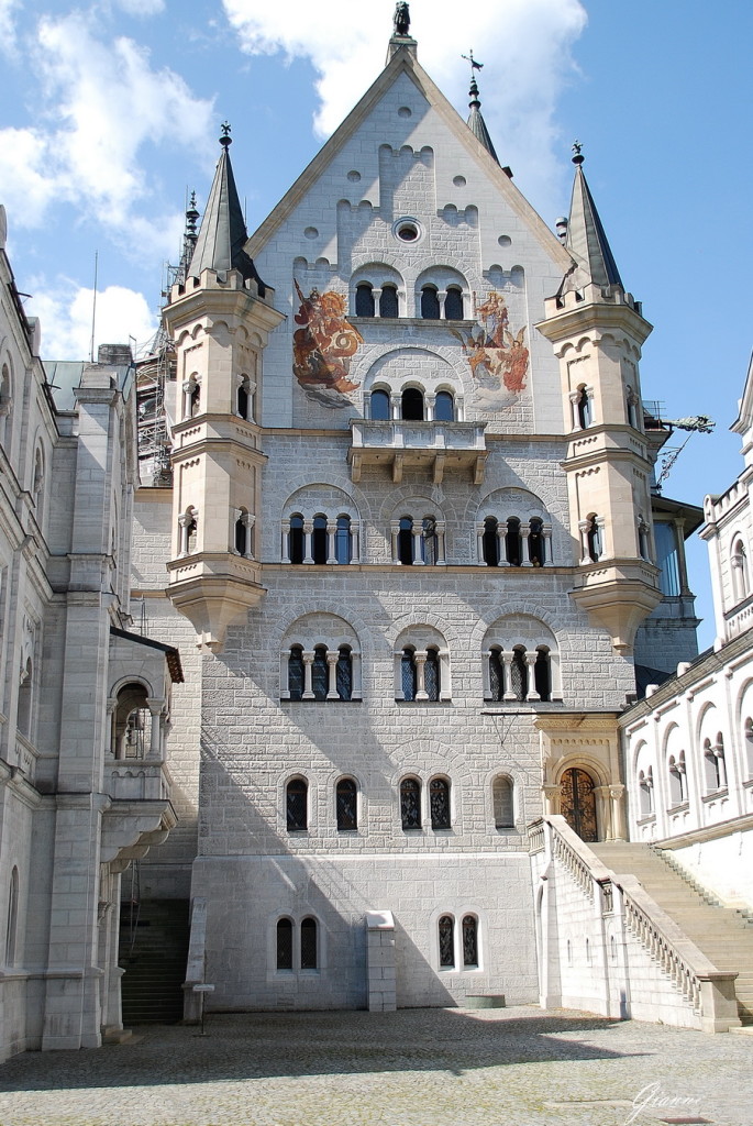 La facciata del castello