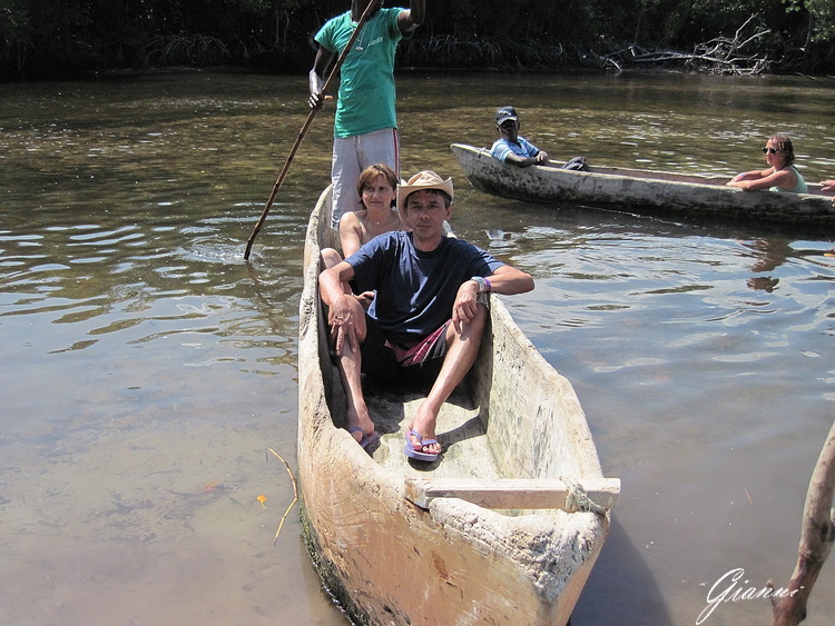 In canoa tra le mangrovie