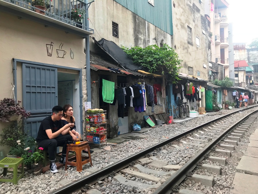Ferrovia tra le case di Hanoi
