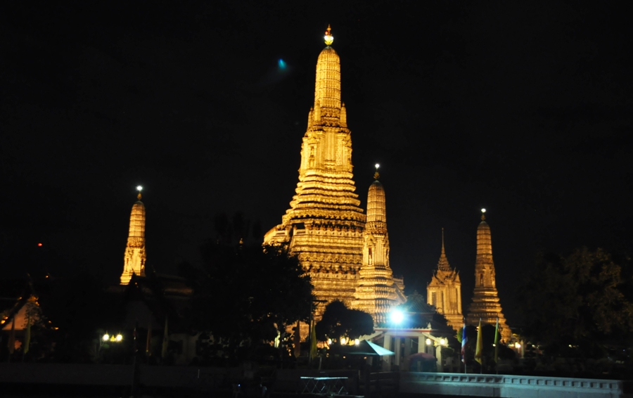 Wat Arun by night