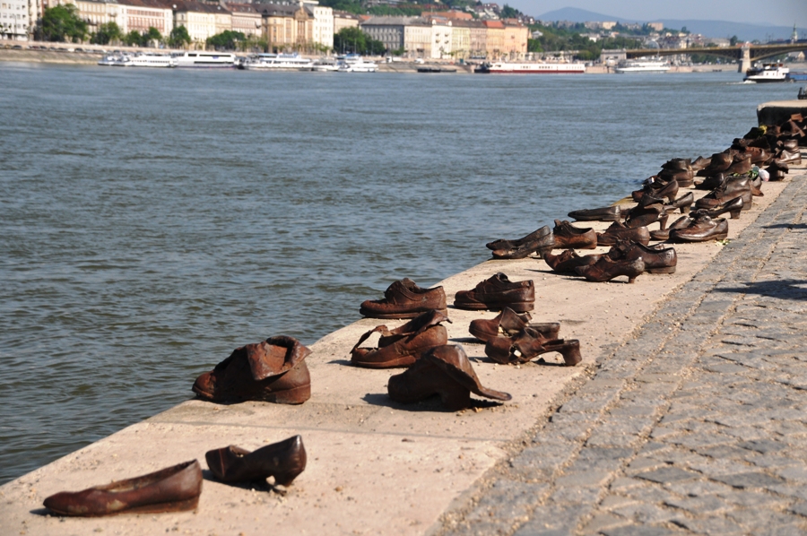 Scarpe sulla riva del Danubio