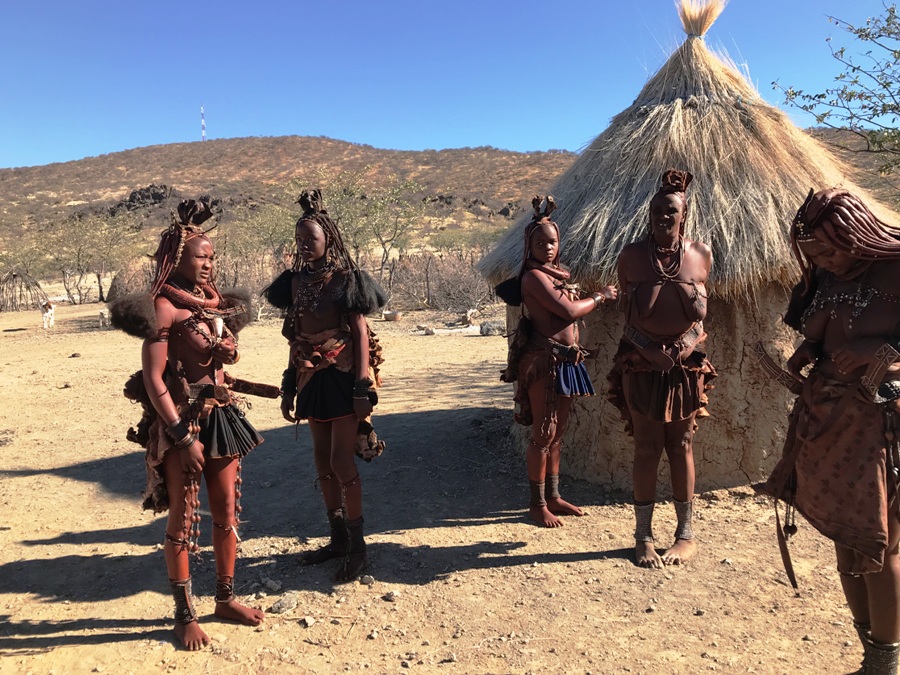 Himba nei pressi dell'Etosha