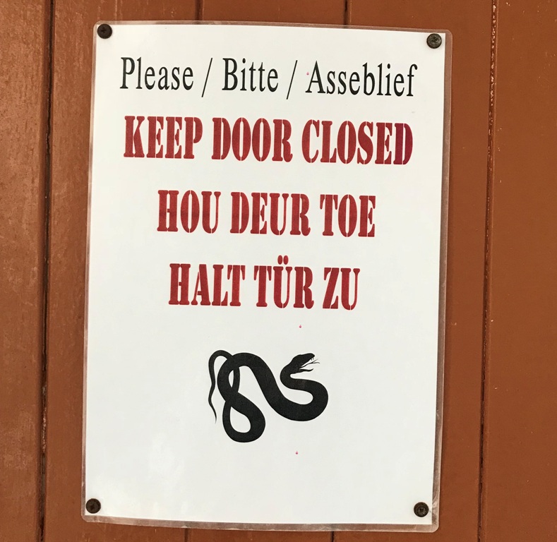 Cartello sulla porta della toilette