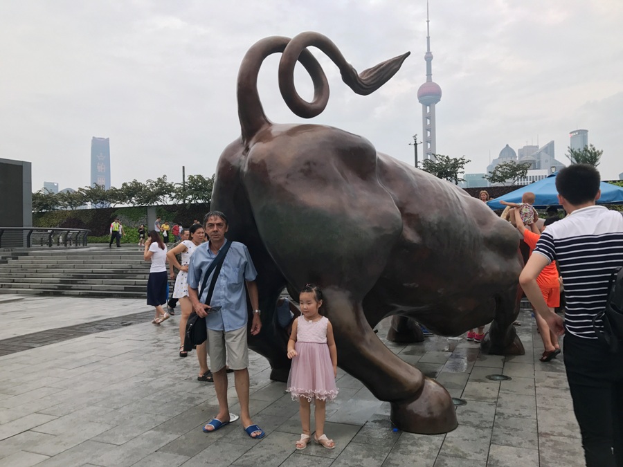 Shangai Il Toro sul lungofiume
