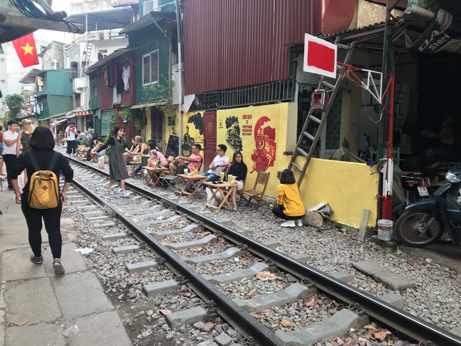 Vietnam Ferrovia tra le case