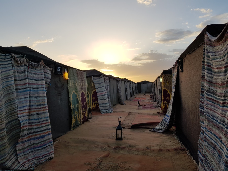 Campo tendato all'alba nel Deserto di Merzouga