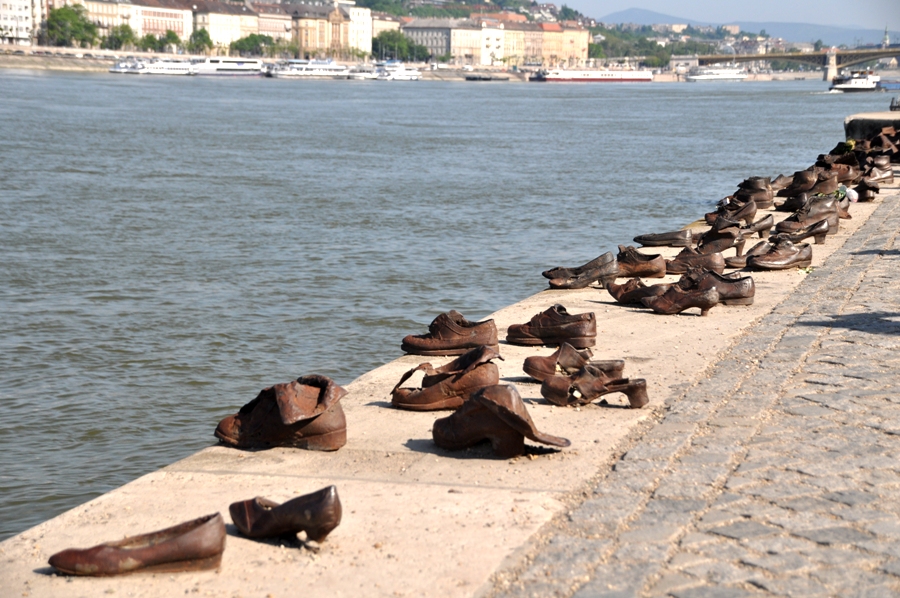 Scarpe sulle rive del Danubio