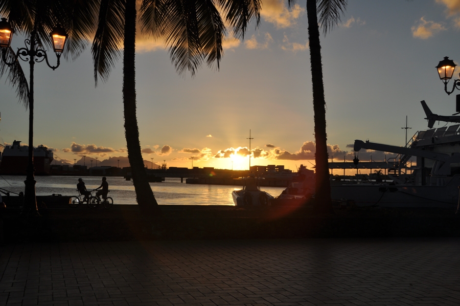 Tramonto sul porto di Tahiti