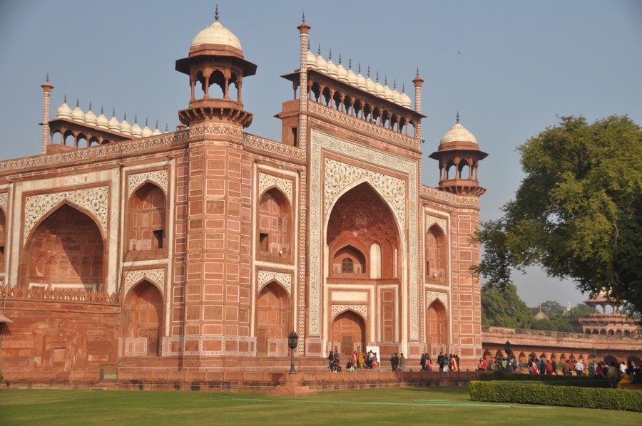 Edificio all'ingresso del Taj Mahal