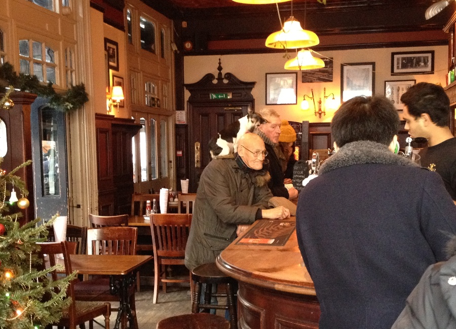 Uno strano personaggio in un pub