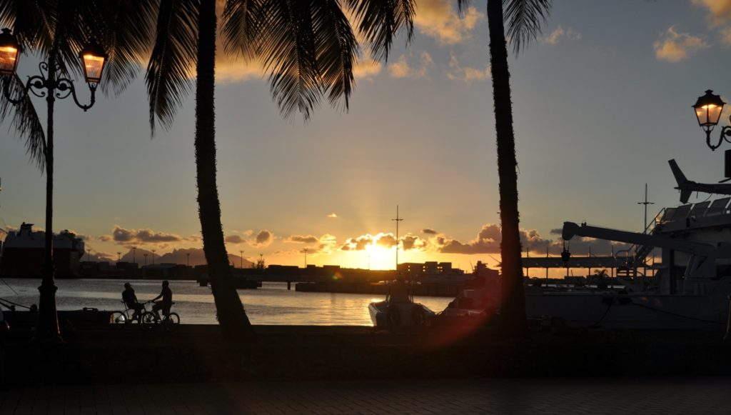 Tramonto sul porto di Tahiti