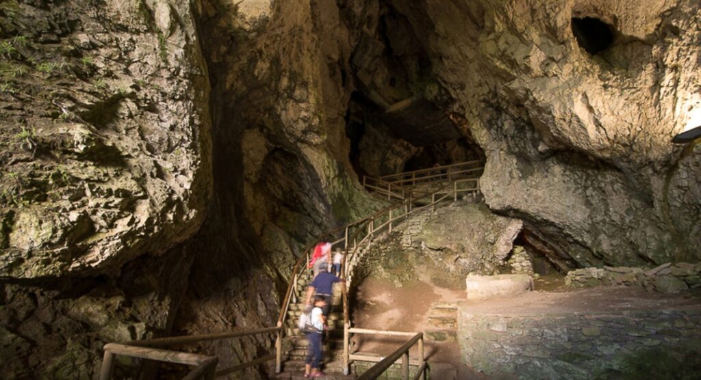  Grotta sotto il Castello di Predjama