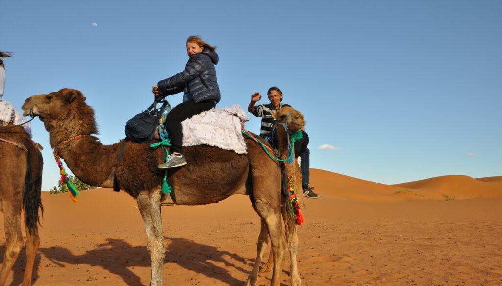 Sul dromedario nel Deserto di Merzouga.