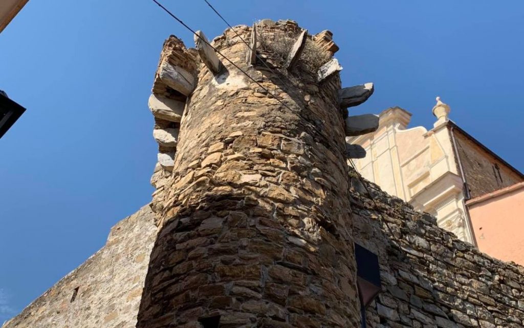 La torre del castello sopravvissuta