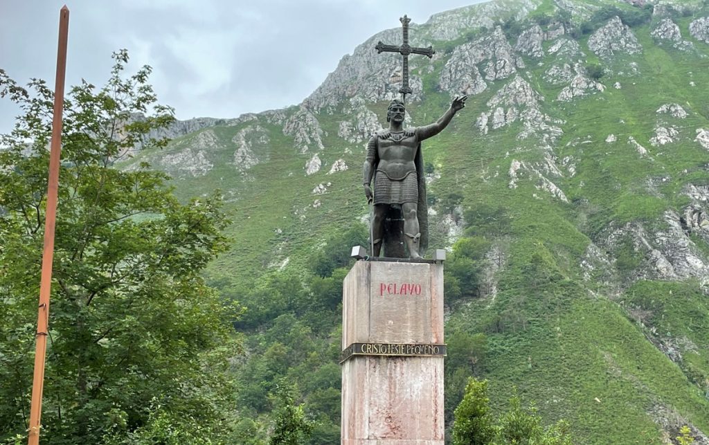Statua davanti al Santuario di Covadonga