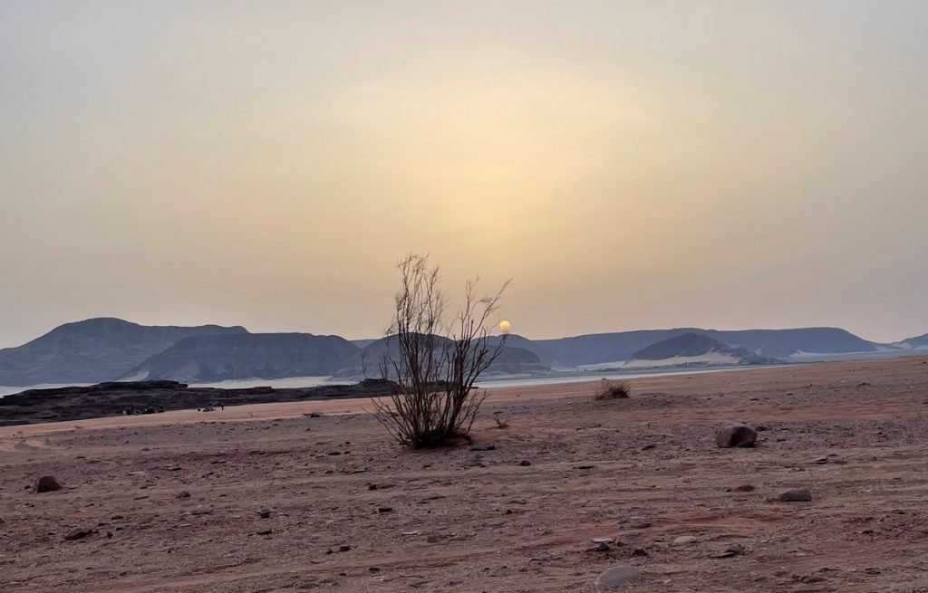 Alba nel deserto di Wadi Rum
