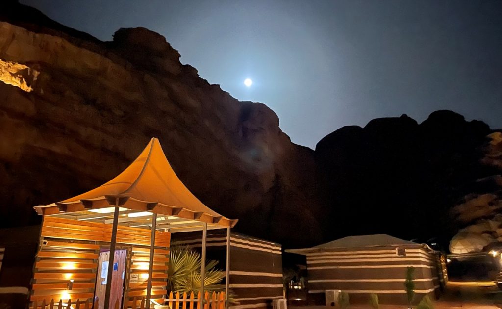 Plenilunio su Wadi Rum