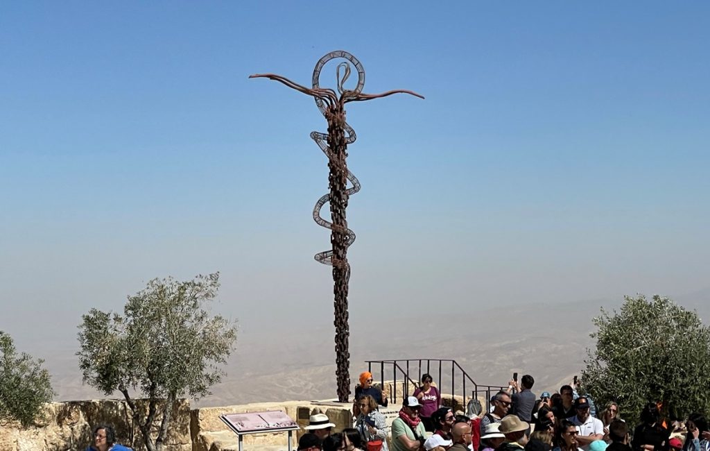 La croce in ferro sul Monte Nebo